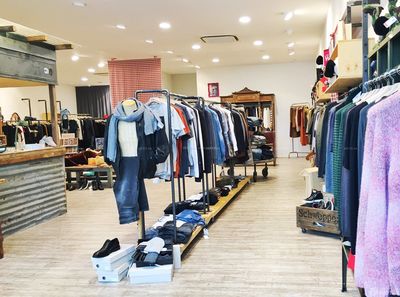 2016年浅色木地板服装店装修效果图精选